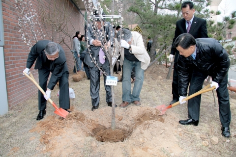 충남발전연구원은 지난 3일 식목일과 청사 이전 1주년을 기념하기 위한 식목행사를 가졌다.