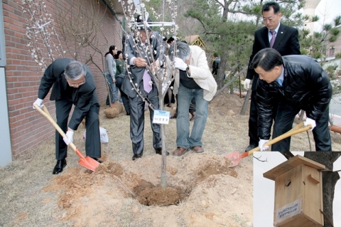 충남발전연구원은 지난 3일 식목일과 청사 이전 1주년을 기념하기 위해 나무심기행사와 새집달기행사를 가졌다.