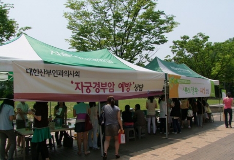 서울여대 학생누리관 앞에 설치된 대한산부인과의사회의 캠페인 부스에서 여대생들이 자궁경부암 예방 방법과 생리전증후군 관리 방법에 대해 설명을 듣고 있다.