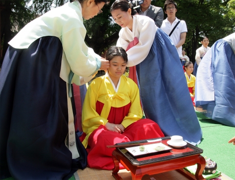 한국청소년단체협의회와 보건복지가족부가 18일 명륜동 성균관 문묘내 명륜당 뜰에서 개최한 &#039;제37회 성년의 날   기념식 및 전통 성년례&#039;에서 참가 청소년이 전통의식에 참여하고 있다.