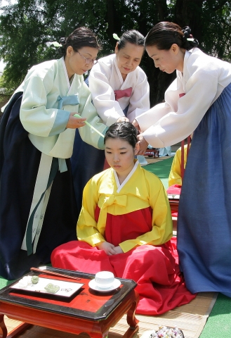 한국청소년단체협의회와 보건복지가족부가 18일 명륜동 성균관 문묘내 명륜당 뜰에서 개최한 &#039;제37회 성년의 날 기념식 및 전통 성년례&#039;에서 참가 청소년이 전통의식에 참여하고 있다.