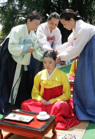 한국청소년단체협의회와 보건복지가족부가 18일 명륜동 성균관 문묘내 명륜당 뜰에서 개최한 '제37회 성년의 날 기념식 및 전통 성년례'에서 참가 청소년이 전통의식에