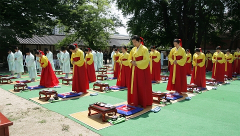 한국청소년단체협의회와 보건복지가족부가 18일 명륜동 성균관 문묘내 명륜당 뜰에서 개최한 &#039;제37회 성년의 날 기념식 및 전통 성년례&#039;에서 참가 청소년들이 전통의식에 참여하고 있다.