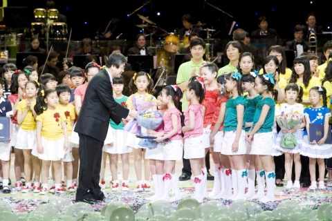 제24회 초록동요제에서 대상을 수상한 경기지역 대표 '축복의 아이들' 중창단이 강태철(姜泰哲) 서울YMCA회장으로부터 대상을 수상하고 있는 장면