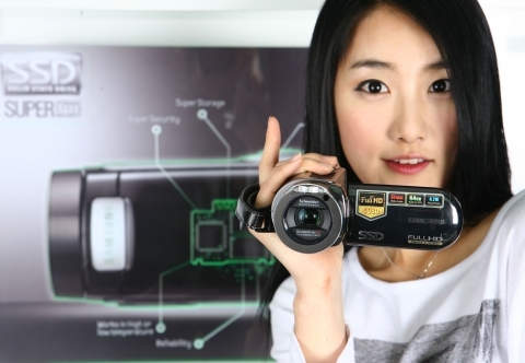 삼성전자, 업계 최초 64GB SSD 탑재 풀HD 캠코더 출시