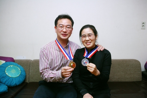 93년 대만 국제기능올림픽대회 메달리스트인 임성수 대리·박영자 씨 부부.(사진 왼쪽이 임성수 대리, 오른쪽이 박영자 씨)