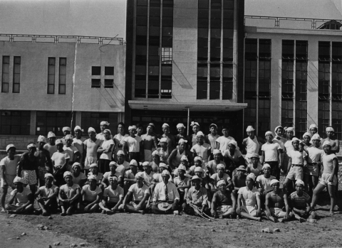 1960년 학생들 모내기 실습 후 학교 건물앞에서