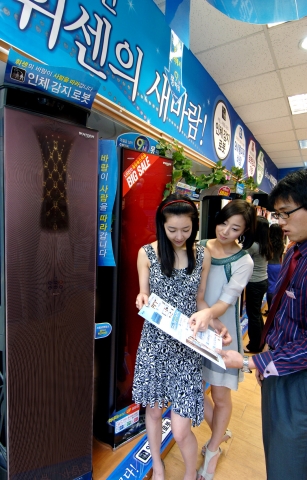 강남구 대치동에 위치한 LG전자 베스트샵 대치점을 찾은 고객들이 휘센 에어컨 제품 상담을 받고 있다.