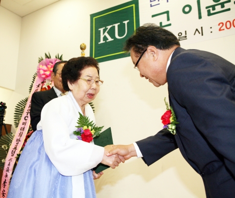8일 건국대 법학전문대학원 국제회의장에서 열린 6.3항쟁 희생자 고 이윤식 학생 명예 졸업장수여식에서 김우봉 건국대 부총장이 이씨의 어머니 이삼숙(85․광주 동구 동명동)씨에게 명
