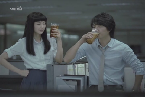 ‘태봉이’ 윤상현, 이나영과 ‘맥심 아이스 커피믹스’ CF 촬영