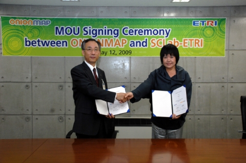 ETRI SW콘텐츠연구부문 김명준 소장(사진에서 왼쪽)과 미국 오니온맵사의 소틸 황 회장(사진에서 오른쪽)이 MOU 체결을 하고 있는 모습
