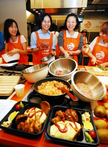 지난 12일 오후 태평로 ‘라퀴진’에서 열린 <하하하 캠페인 2009> 나눔 클래스 문성실의 요리교실에서 요리 파워블로거 문성실과 수강생들이 즐겁게 도시락을 만들고 있다