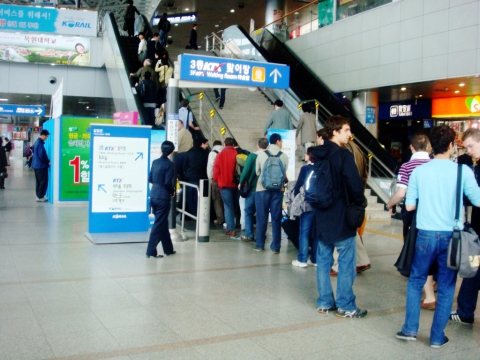 필리페 벨기에 왕세자 일행·오스트리아 티롤연주단 등 150여명 KTX 이용