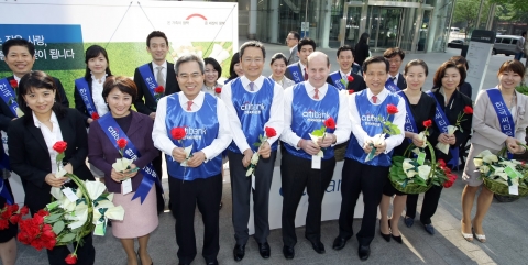 5월 14일 아침 광화문 지하철역 앞에서 한국씨티은행 하영구 은행장(좌로부터 3번째)과 직원들이 가두 캠페인을 열고 출근 중인 고객들에게 아름다운 꽃을 전달하며 감사의 마음을 전하