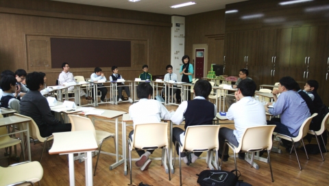 SK브로드밴드는 전국 10개 중학교에서 인터넷중독 예방을 위한 ‘해피인터넷 멘토링’ 활동을 전개하고 있다. SK브로드밴드 임직원들이 서울 숭문중학교에서 청소년을 대상으로 시간관리 멘토링 활동을 실시하고 있다.