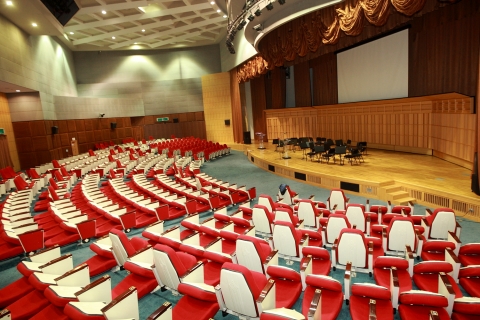 KT는 16일 오후 5시, 목동 정보통신센터 사옥을 리모델링한 전문 실내악 공연장 ‘KT 체임버홀’에서 국내 정상급 연주가 30여명의 개관공연을 개최한다고 밝혔다.