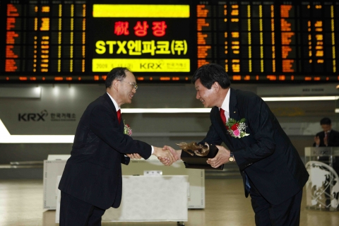 STX엔파코가 15일 성공적으로 유가증권시장에 상장했다. 사진 오른쪽 송우익 STX엔파코 대표이사, 사진 왼쪽 이광수 KRX 본부장.