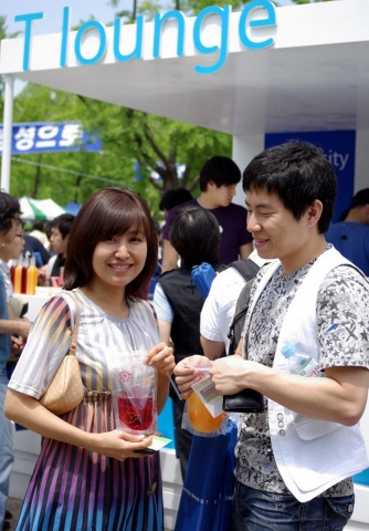 지난 13일 연세대학교에서 『대학축제 Week & T』에 참여한 학생들