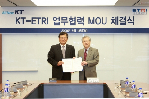 ETRI 최문기 원장(사진에서 왼쪽)과 KT 이석채 회장(사진에서 오른쪽)이 양사간 <신성장 모델 발굴> 등 신협력모델 구축을 위한 MOU 체결 모습