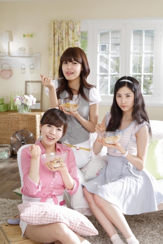 소녀시대, 신애라와 함께 동서식품 ‘포스트 크랜베리 아몬드 그래놀라’ CF 촬영