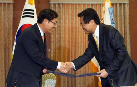 임재홍 외교통상부 기획조정실장(사진 우측)과 양승석 현대자동차 사장(사진 좌측)이 양해각서 체결 후 악수를 하고 있는 모습.