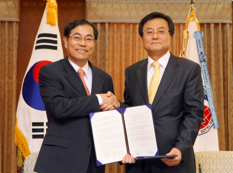 임재홍 외교통상부 기획조정실장(사진 우측)과 양승석 현대자동차 사장(사진 좌측)이 양해각서 체결 후 기념촬영을 하고 있는 모습.