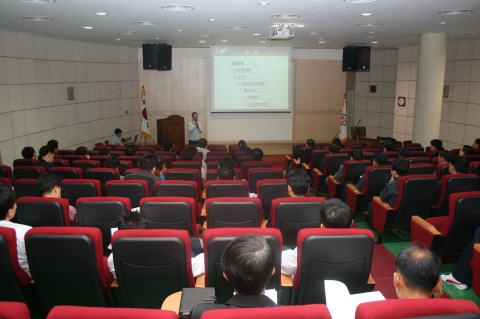 기술원 산업지원부장이 환영인사 및 검정제도에 대한 설명을 하고 있다.