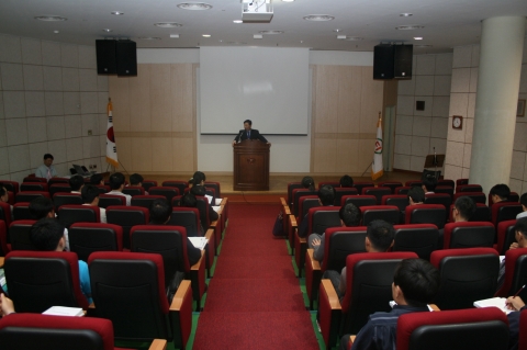 소방방재청 장비과장이 소방정책동향에 대한 전반적 내용을 소개하고 있다.
