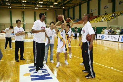 21일 서울교육문화회관에서 열린 신한카드후원 KBL/NBA 농구캠프에서 LA클리퍼스의 로리 화이트(Rory White) 어시스턴트 코치(왼쪽)와 골든스테이트 워리어스의 스테픈 사일