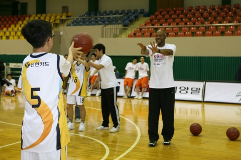NBA의 전설적인 선수였던 론 하퍼(Ron Harper)가 21일 서울교육문화회관에서 열린 신한카드후원 KBL/NBA 농구캠프에서 농구 꿈나무들과 패스 연습을 하고 있다.