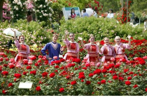 사랑하는 가족과 연인들의 데이트 코스로 자리잡고 있는 서울대공원 테마가든 (2만평)에서 오는 5월23일부터 6월말까지 매일밤 10시까지 화려한 ‘서울동물원 옆 장미원 축제가 화려하게 펼쳐진다.