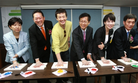 금호아시아나그룹은 22일 오전, 서대문구 연희동에 위치한 한국 희귀·난치성질환 연합회에서 제6회 희귀·난치성질환자의 날을 맞은 기념식을 통해 후원기업을 대표해 감사패를 받았다. 사