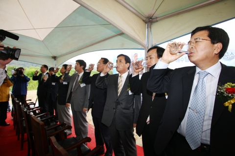 고효율 역삼투법 해수담수화 준공 행사에 참여한 금호건설 이연구 사장(오른쪽에서 세 번째), 채용생 속초시장(오른쪽에서 네 번째) 김형섭 원주지방 환경청장(오른쪽에서 다섯 번째) 등