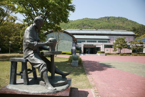 강진청자박물관의 발물레 돌리는 도공의 상(사진제공 여행작가 문일식)