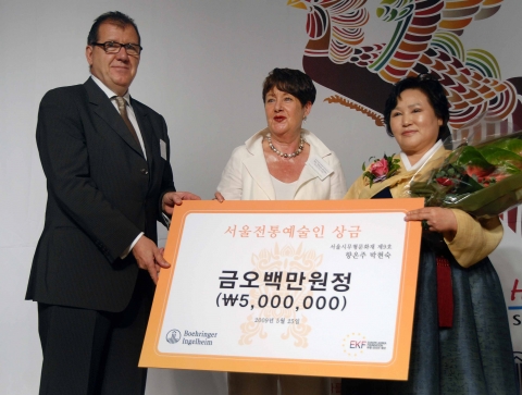 군터 라인케 한국베링거인겔하임 사장이 향온주(香醞酒)장 박현숙 씨에게 후원금을 전달하고 있다. 왼쪽부터, 군터 라인케 한국베링거인겔하임 사장과 부인 말리스 라인케, 박현숙 향온주장