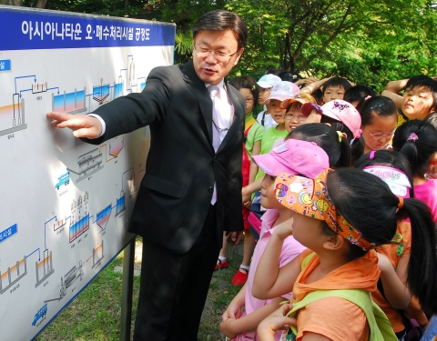 26일 강서구 오쇠동 아시아나타운에서 열린 '아시아나 환경스쿨'에 견학 온 강서구 염창초등학교 학생들이 아시아나 직원으로부터 친환경 오폐수처리시설에 대한 설명을 