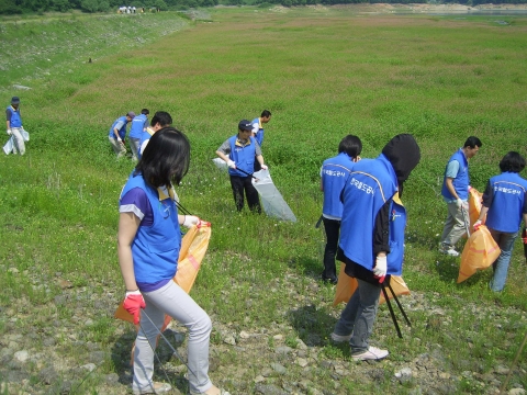 코레일 직원 대청호 수변 정화활동 중인 모습.