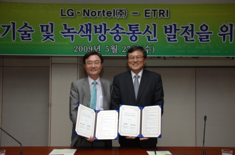 LG-Nortel 이재령 사장(사진에서 왼쪽)과 ETRI 최문기 원장(사진에서 오른쪽)이 MOU 체결 모습