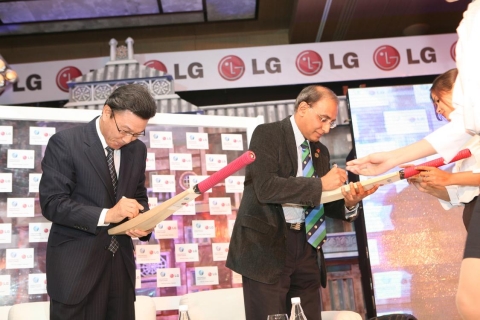 LG전자가 28일 국제크리켓평의회(ICC: International Cricket Council)와 2009년부터 7년간 공식 후원 계약을 체결했다. LG전자 인도법인장인 신문범 