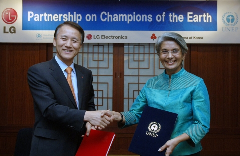 왼쪽에서부터 김영기 LG전자 부사장, 안젤라 크로퍼(Angela Cropper) UNEP 사무차장