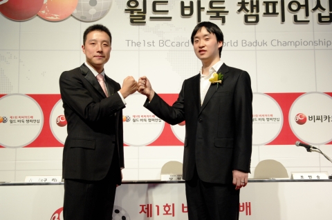 제 1회 비씨카드배 월드 바둑 챔피언십 대회 결승 전야 행사가 30일 오후 5시 서울 프라자
호텔에서 진행되었다.
