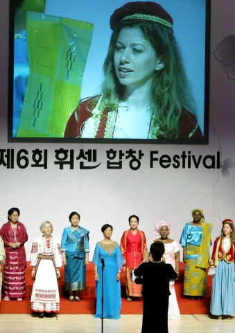 '제 6회 휘센 합창 페스티벌' 결선대회에서 ‘주한 대사 부인 합창단(Chorus of the Ambassadors’ Wives)’ 이 축하 공연을 선보이고 있다