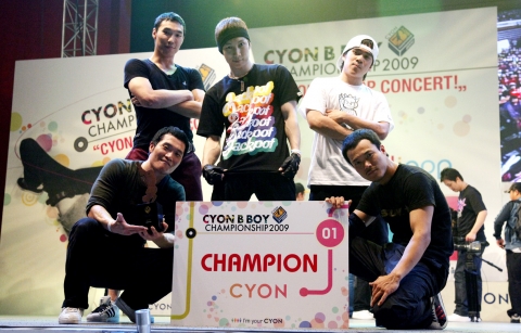 CYON 비보이 챔피언십 2009에서 1위를 차지한 T.I.P팀의 역동적인 공연장면