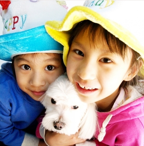 주주스튜디오(대표 유순복/www.zoozoostudio.com)의 사진들은 애완동물의 모습만을 담는 것이 아니라 아이의 웃음, 가족의 행복한 순간 등을 담아 영원히 보존하고 싶은 