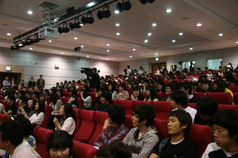동명과학나눔 특별강연장에 차고넘친 청중들
