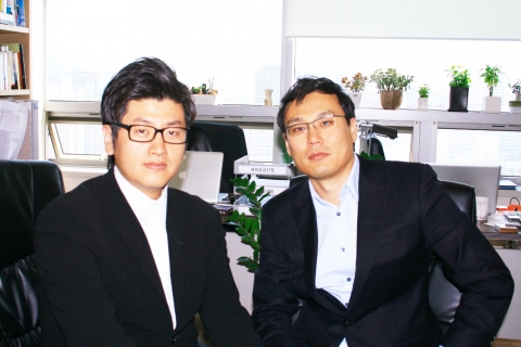 애썸투어 왼쪽 백경호 대표, 강한모 대표