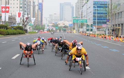 제18회 서울국제휠체어마라톤대회 선수들이 역주하는 모습