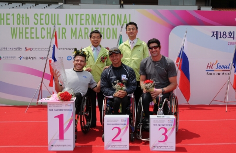 제18회 서울국제휠체어마라톤대회 시상식 장면. 1위는 펀리 커트, 2위는 한국의 홍석만 선수, 3위 반다이크 어니스트