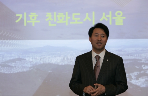 5월 25일 조선호텔 라일락룸에서 열린 기후변화 리더십 과정 3기 수업에서 오세훈 서울시장이 강연하고 있다.