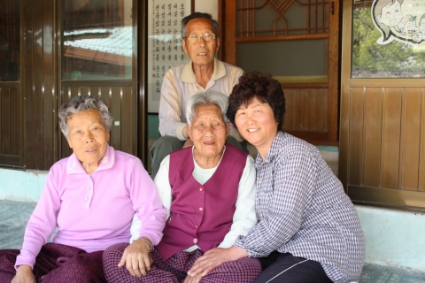 ‘제14회 농협효행상’ 대상수상자 구제화씨(충남 연기, 51세) 가족사진 (아래줄 오른쪽부터 구제화씨, 시할머니 강금순씨, 시어머니 노재순씨, 맨위 시아버지 안성건씨)